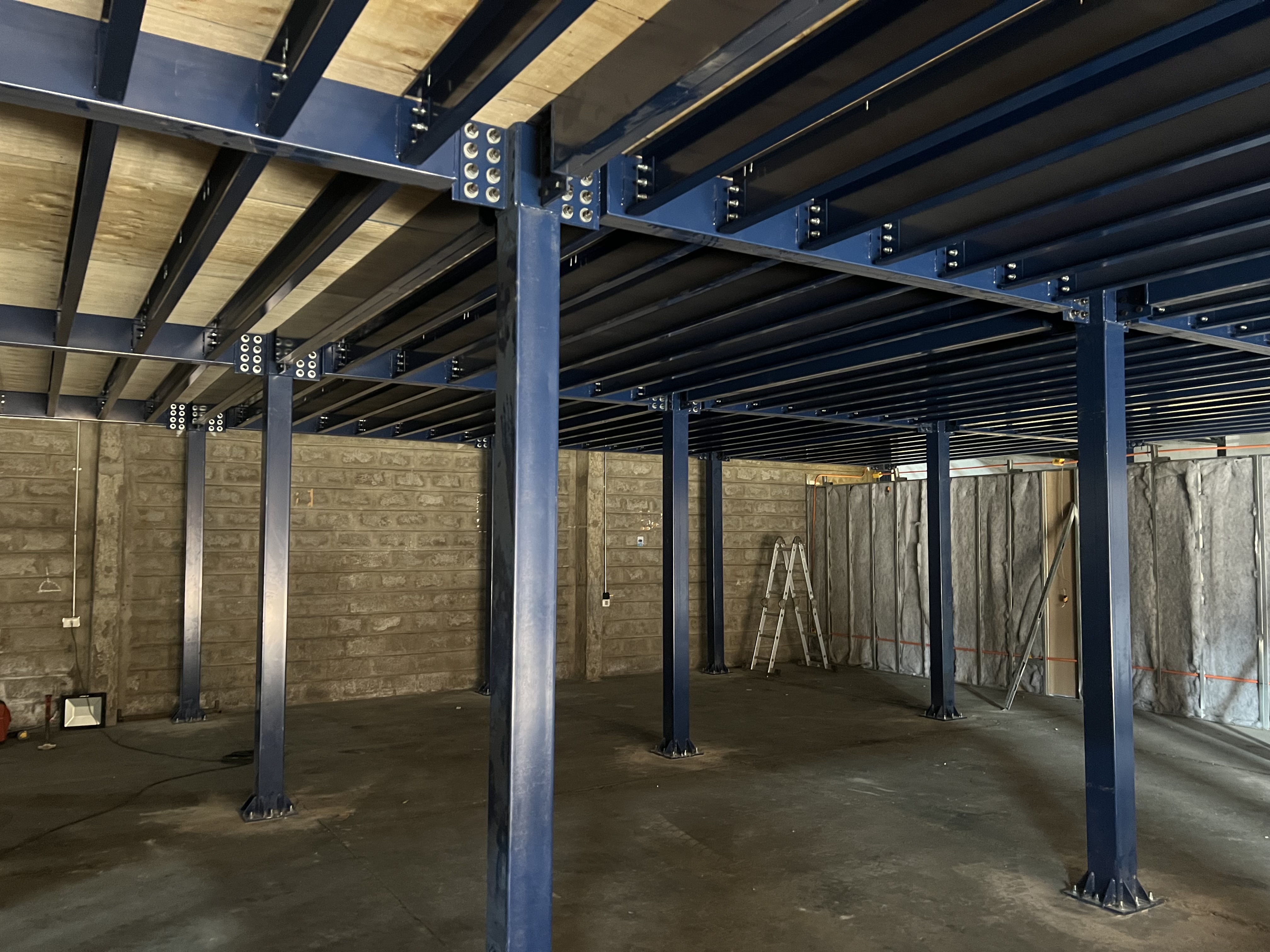Altillo estructural — centro de distribución